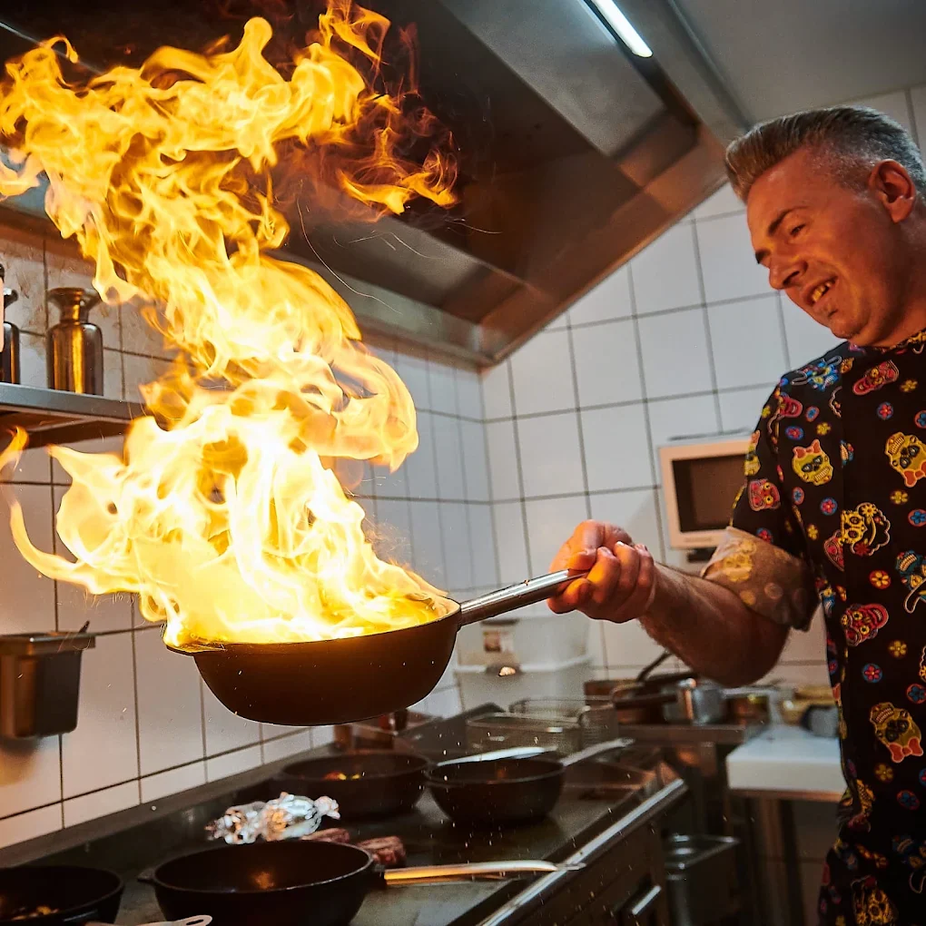 Ilvi in der Küche beim Flambieren