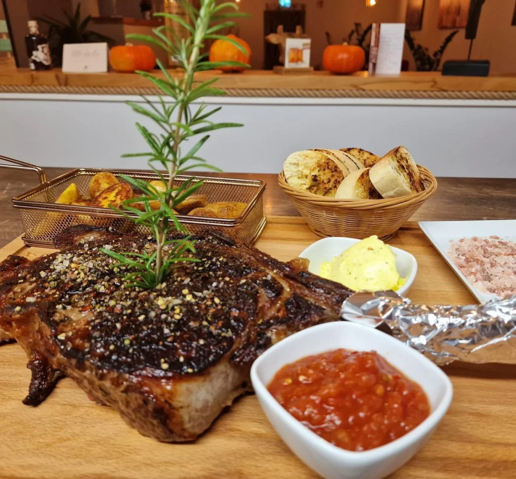 Steak mit Kräuterbutter und Salsa